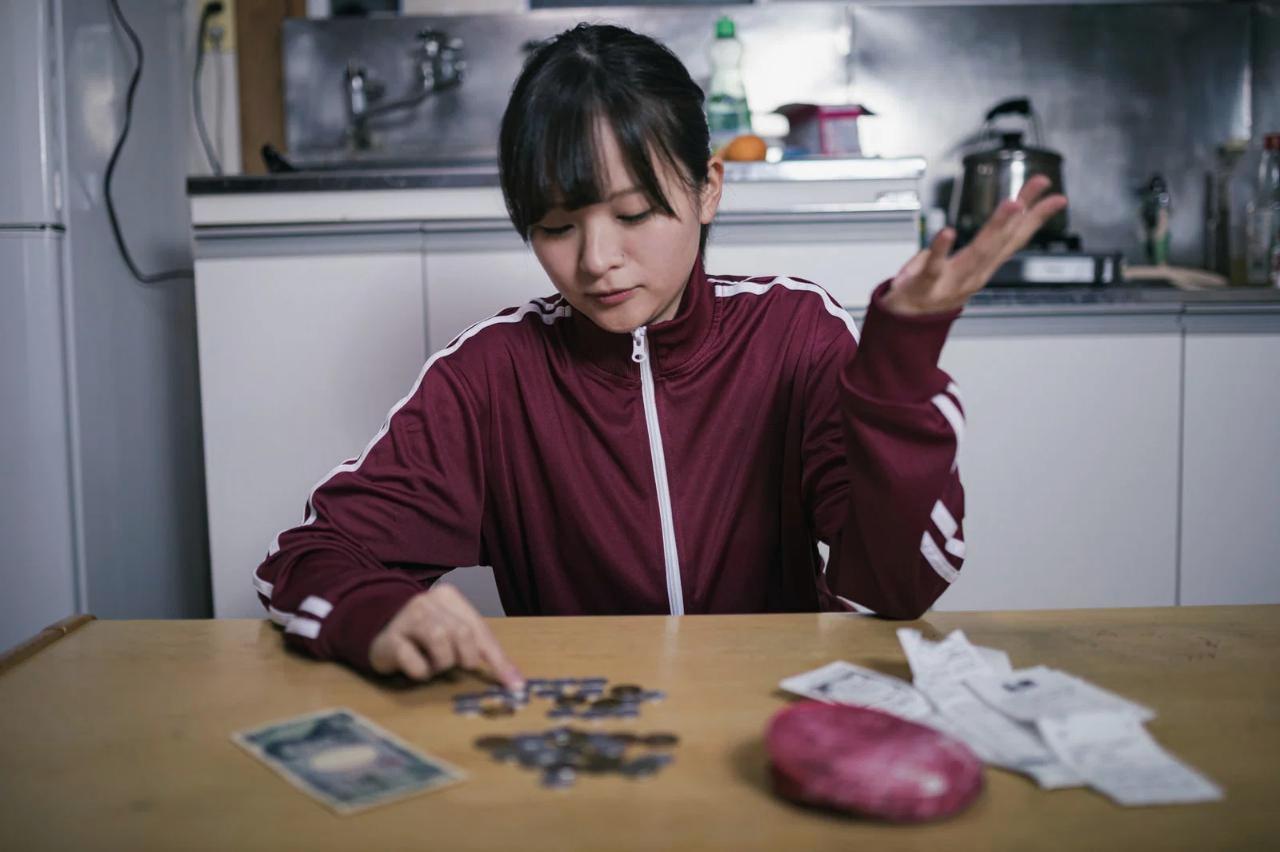 男性との適切な距離感を意識する女性のイメージ