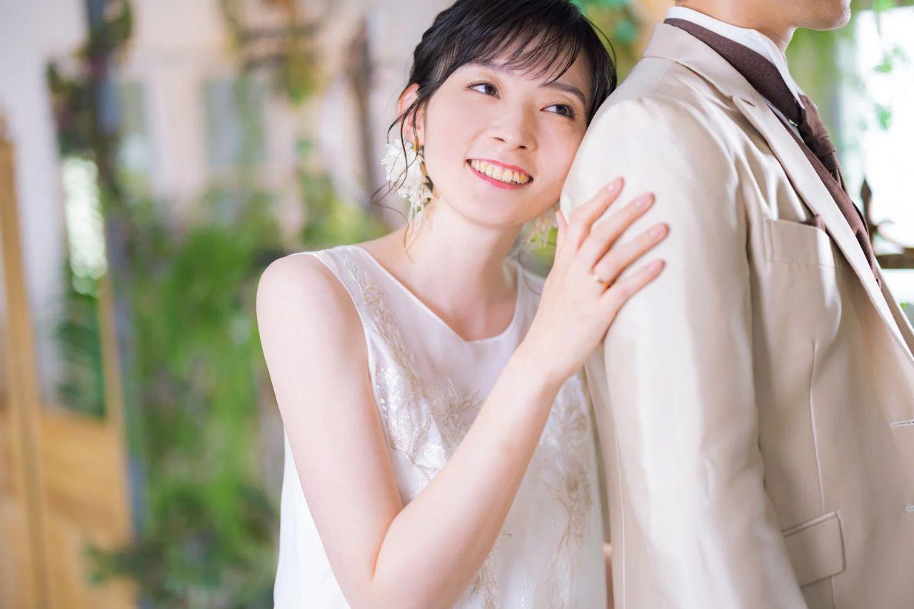 学校生活と恋愛を両立しながら笑顔で過ごす高校生カップルのイメージ