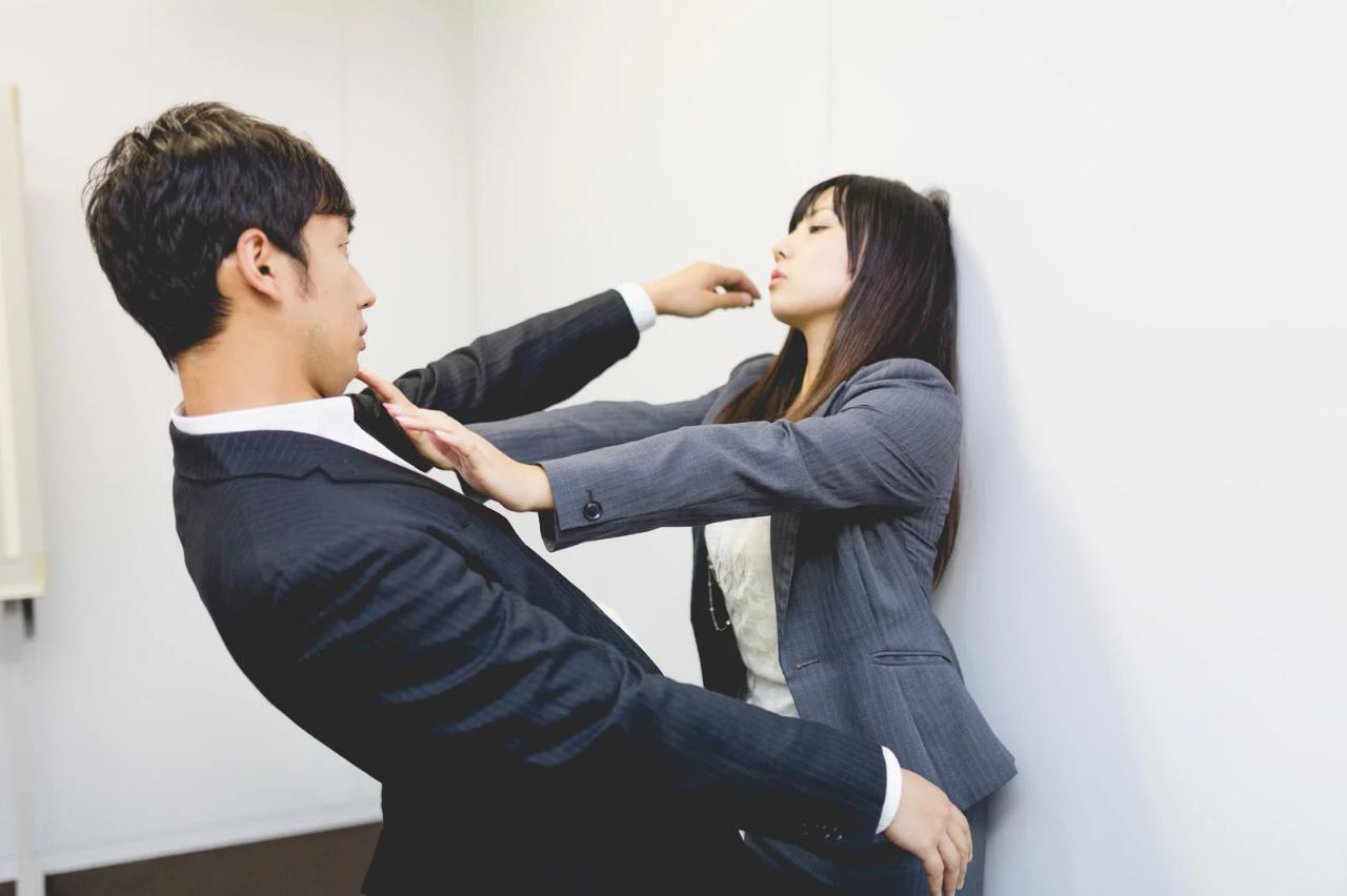 業務や髪型に紐付けたやさしい断り文例を伝える女性のイラスト