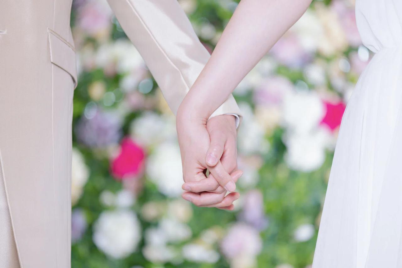 自信に満ちた表情で前を向く女性の横顔