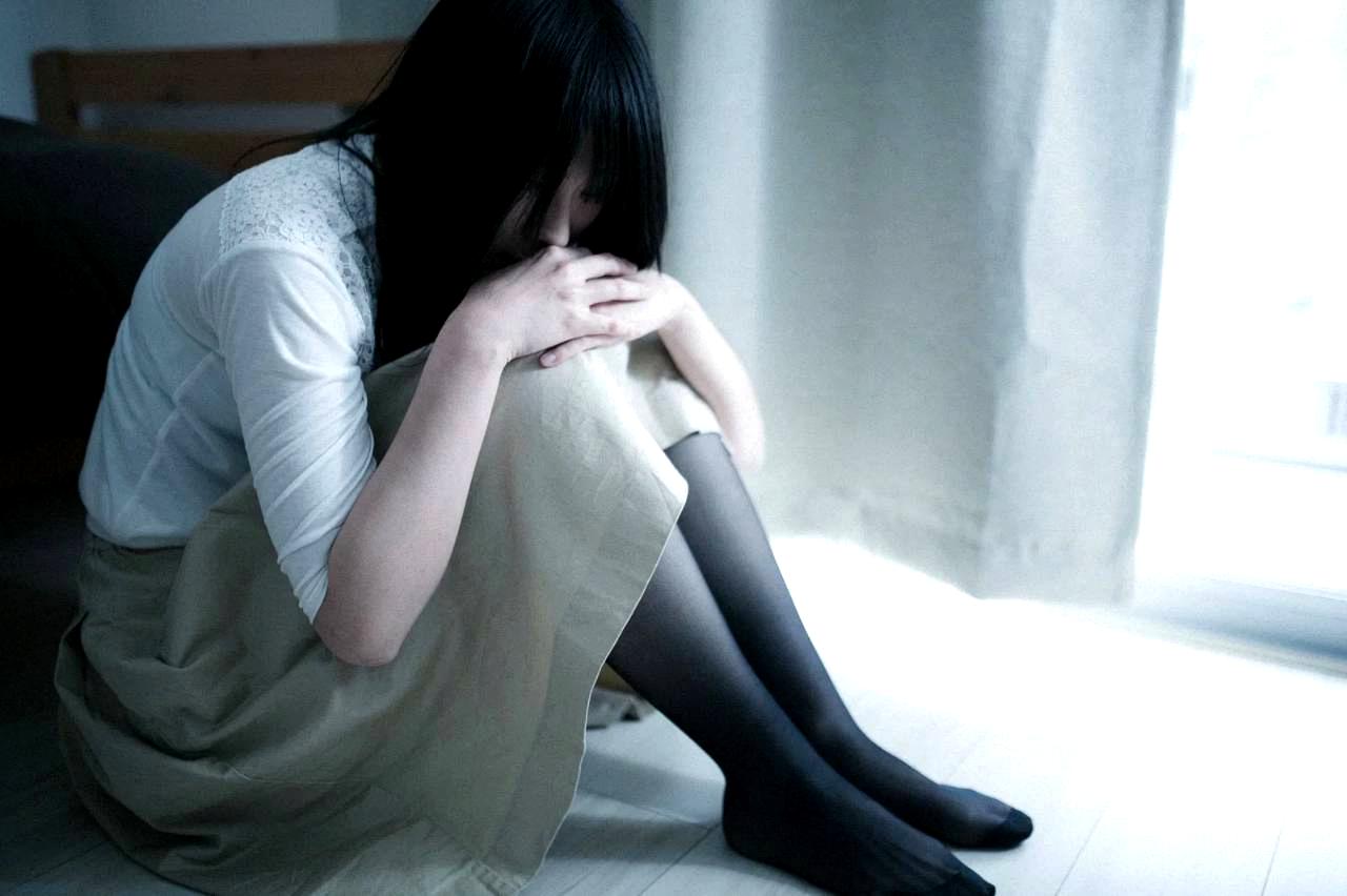 元カレへの未練に終止符を打ち、自分軸を持って復縁か諦めかを前向きに決断する女性の希望に満ちたイメージ画像