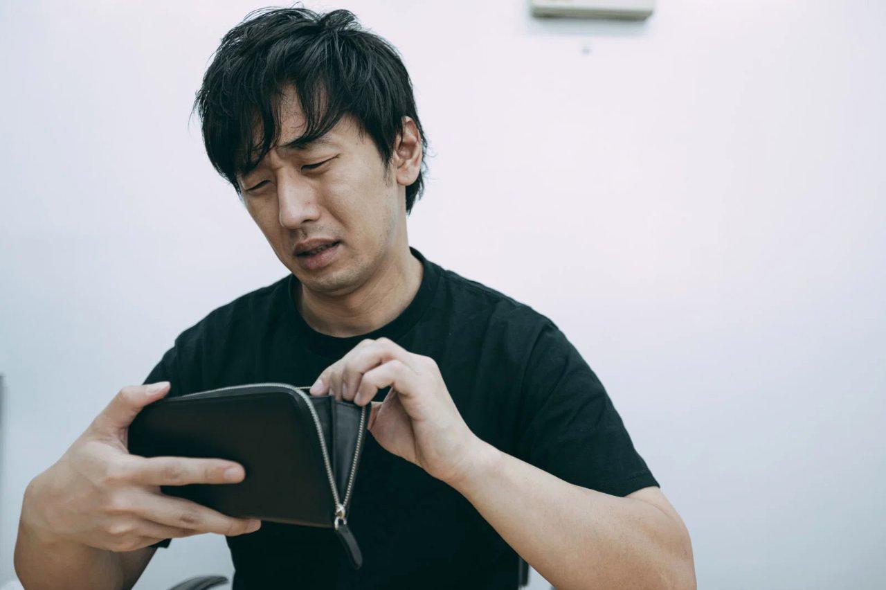職場で上司に不快な接触をやめてほしいと伝える女性