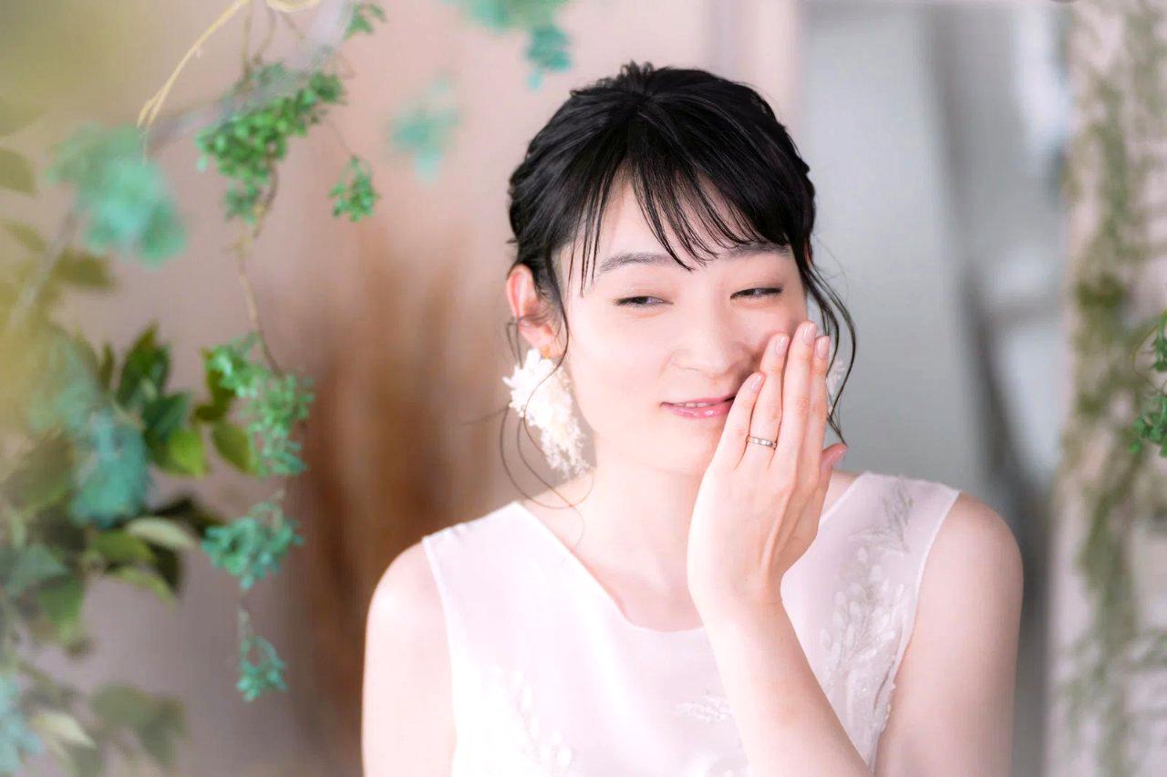 ノートパソコンを開いて新しい趣味や勉強を始めようとしている女性の明るい横顔
