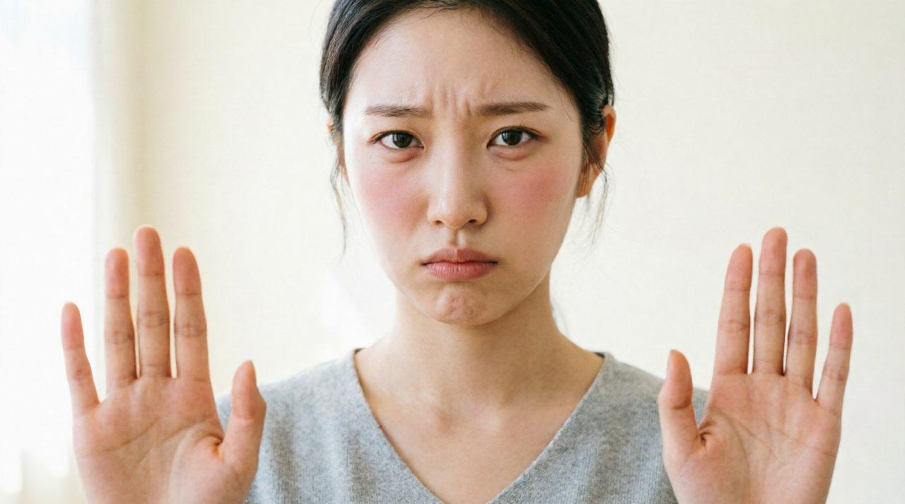 上司と女性社員が向き合い、距離感に悩むシンプルなオフィスイラスト