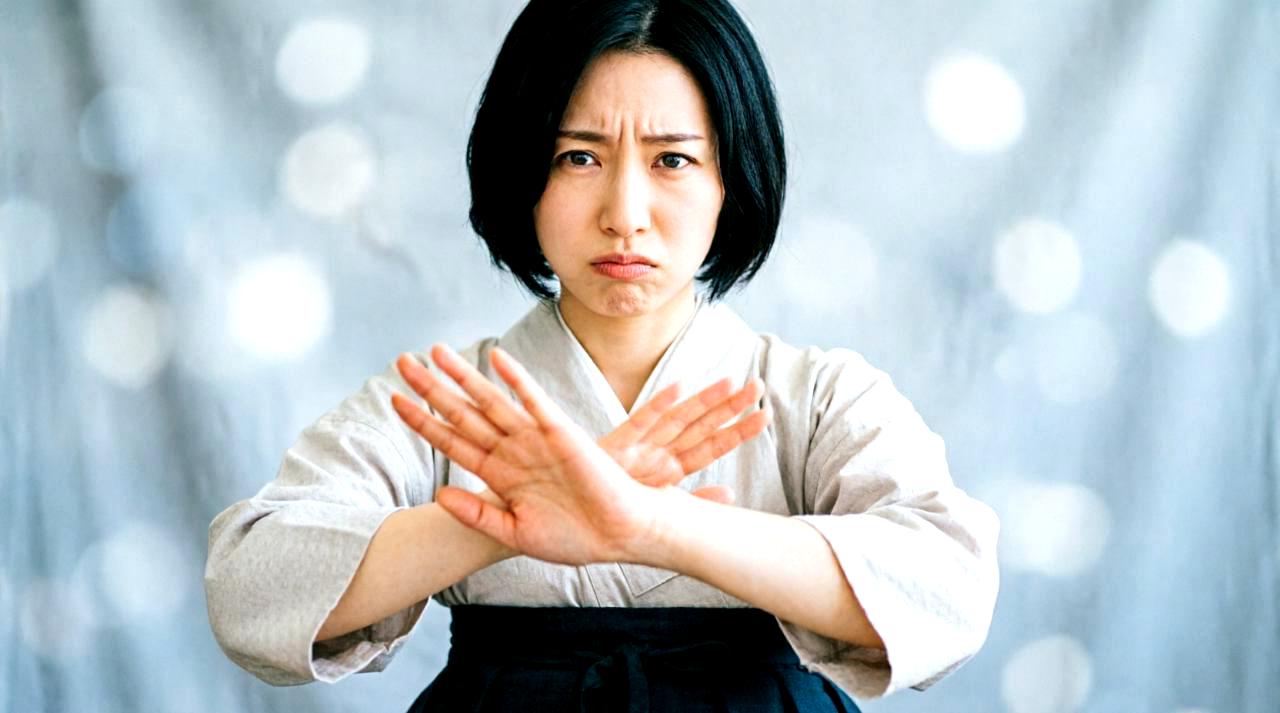 職場で肩や背中などを触られて困っている女性