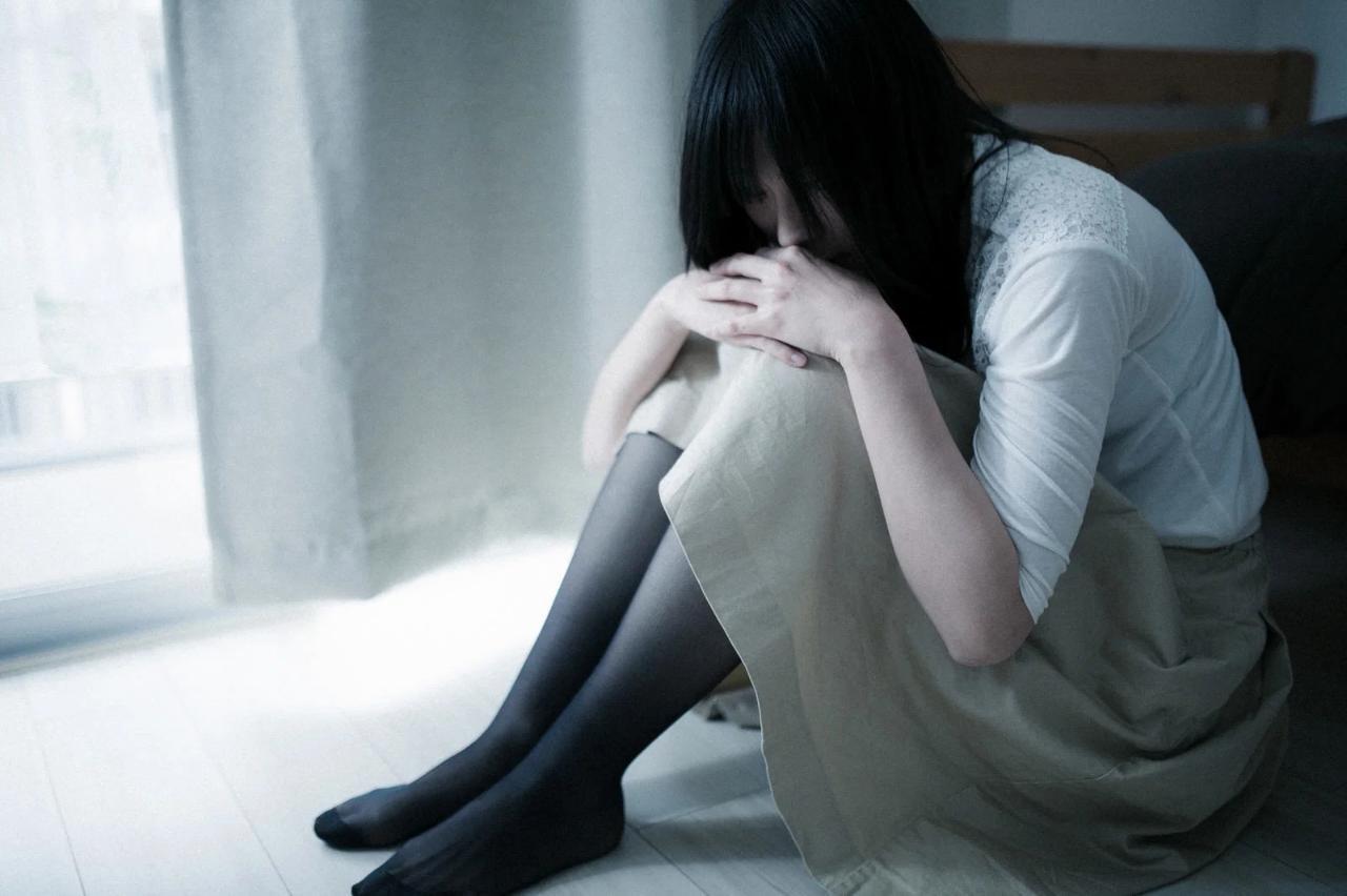 別れた元カレの記憶が美化されてしまい、頭から離れない女性の心の内側のイメージ
