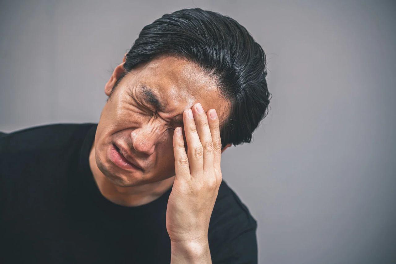 上司が部下に不要なスキンシップをする心理を考える女性