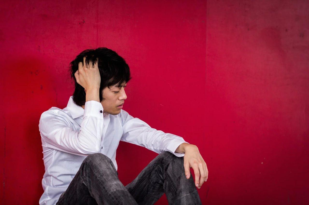 脚を触られた女性が驚いて男性を見つめている様子