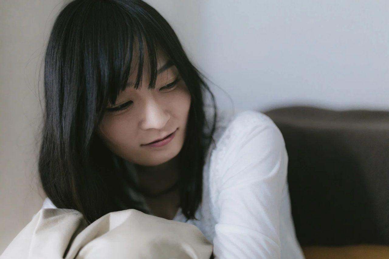 心理学的な理由を解説する図解と悩む女性のイラスト