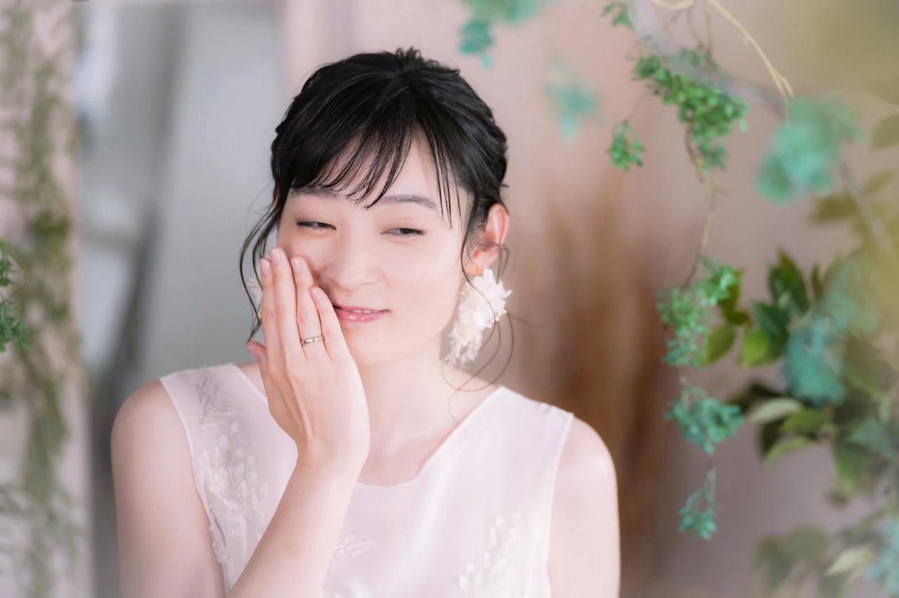 男性が女性の趣味に惹かれるとき、内容よりその人の笑顔や熱意を重視する理由を図解したイメージ
