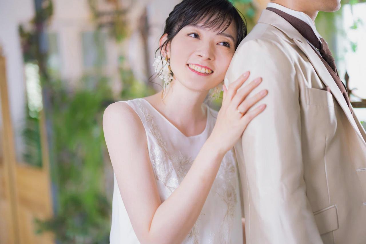LINEでやり取りしながら微笑む40代女性