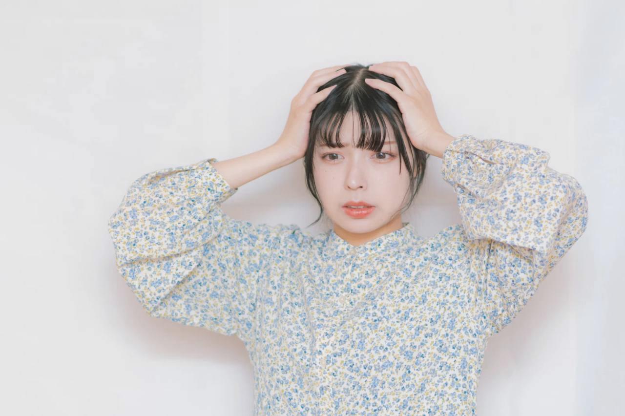 職場でのセクハラ被害を記録して相談する女性
