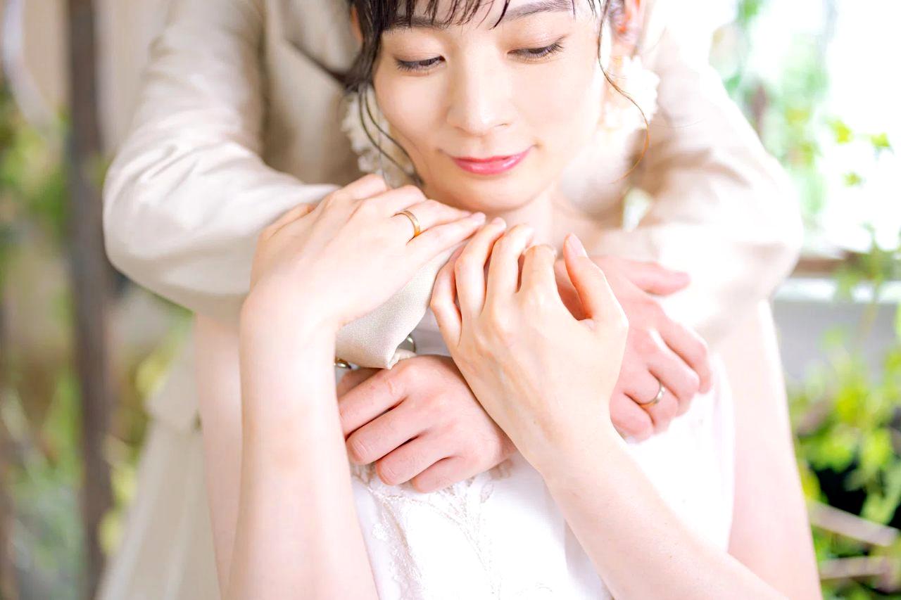仲良く寄り添う恋人同士のイメージ