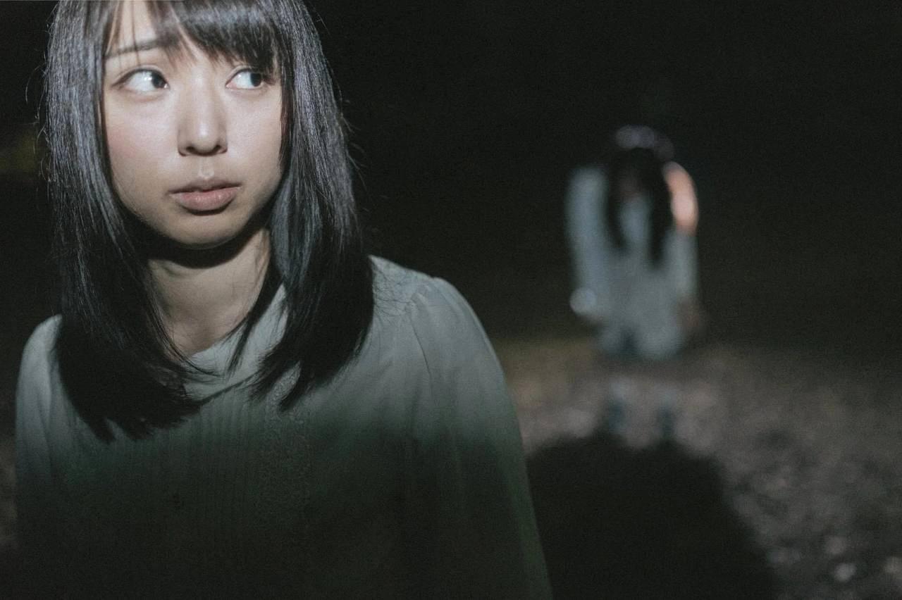 未来の幸せを考える女性のイメージ