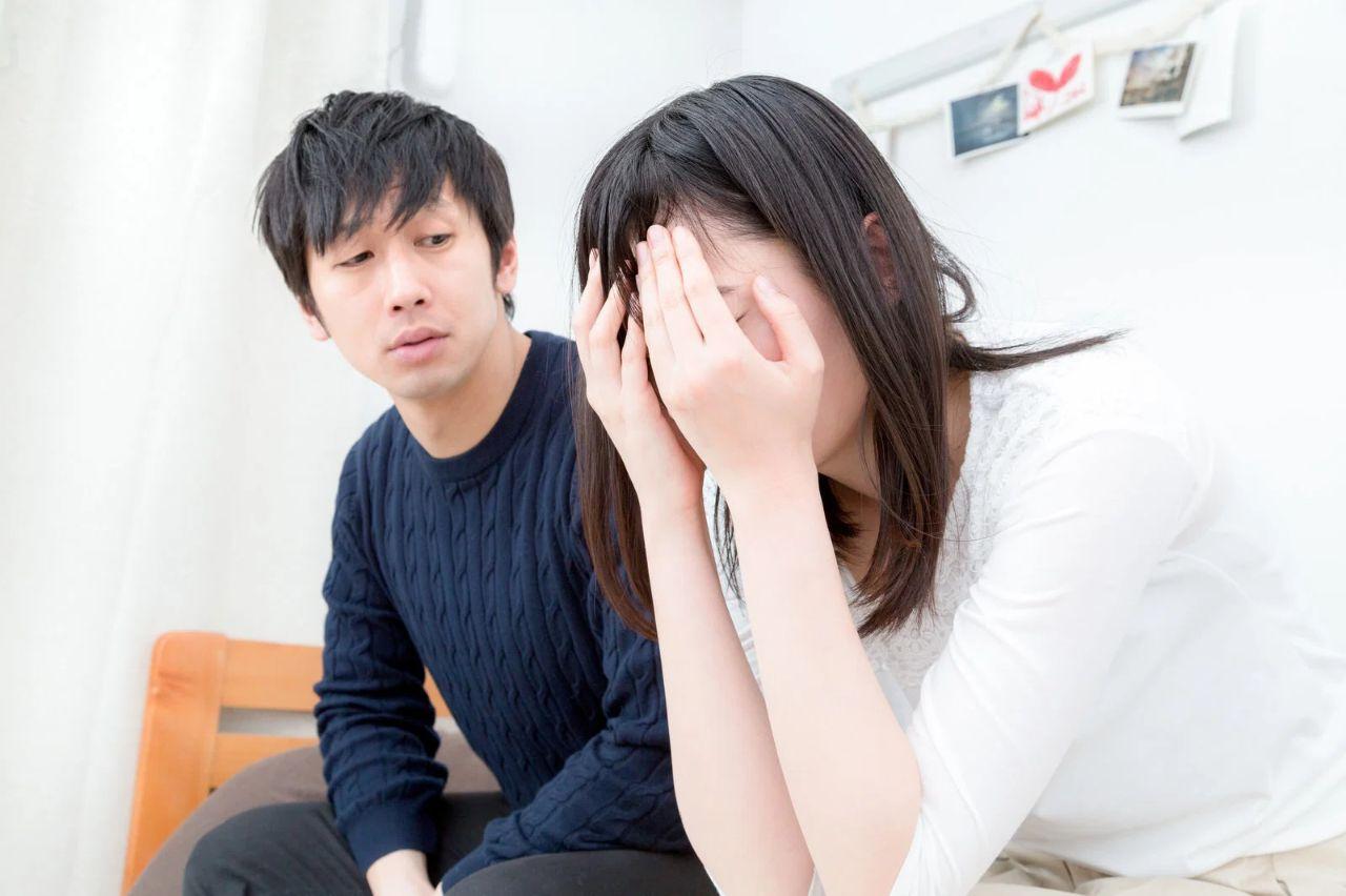 深呼吸をしながら少しずつ心を整えていく女性のイメージ
