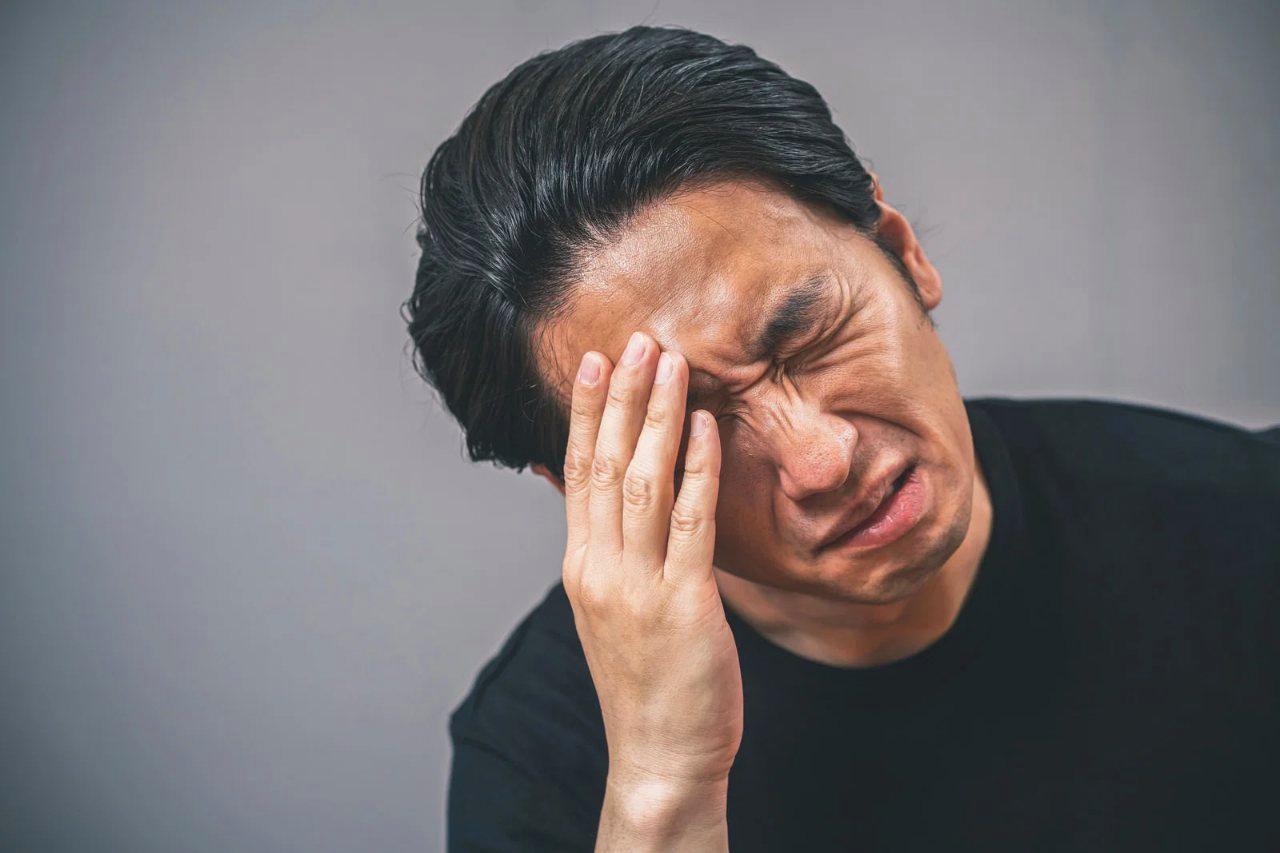 恋人同士のすれ違いを避けるために考える女性
