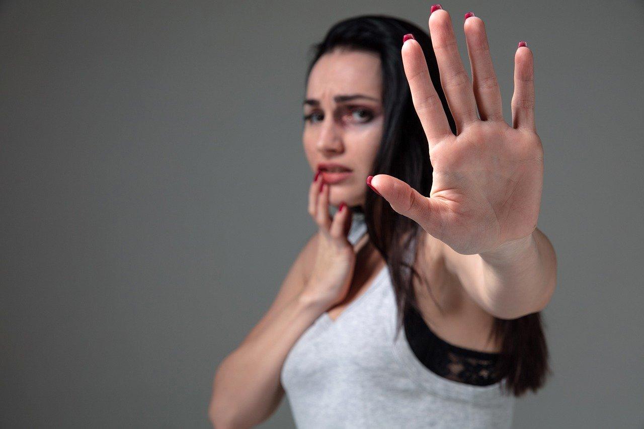 バイト先で脚を触られて困惑する女性と、その行為を放置するリスクを警告するイメージ