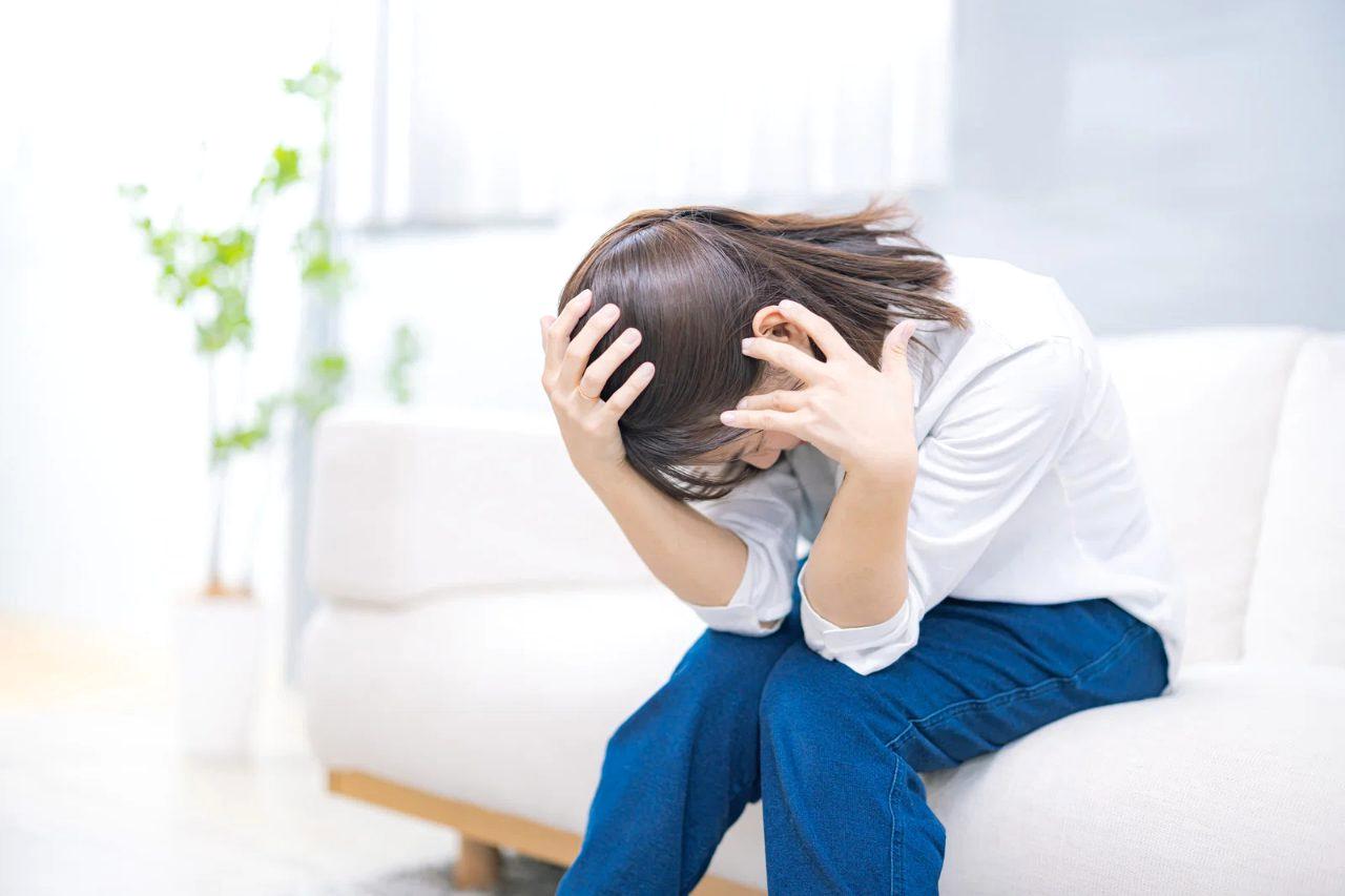 傷ついた心を少しずつ立て直そうとする女性の穏やかなイメージ