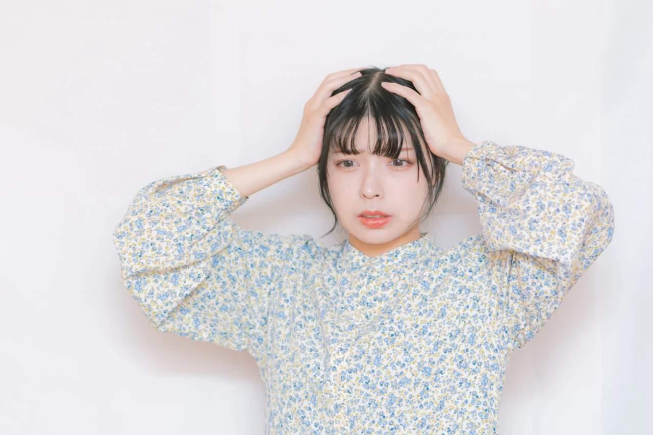 毅然とした態度で対応する女性