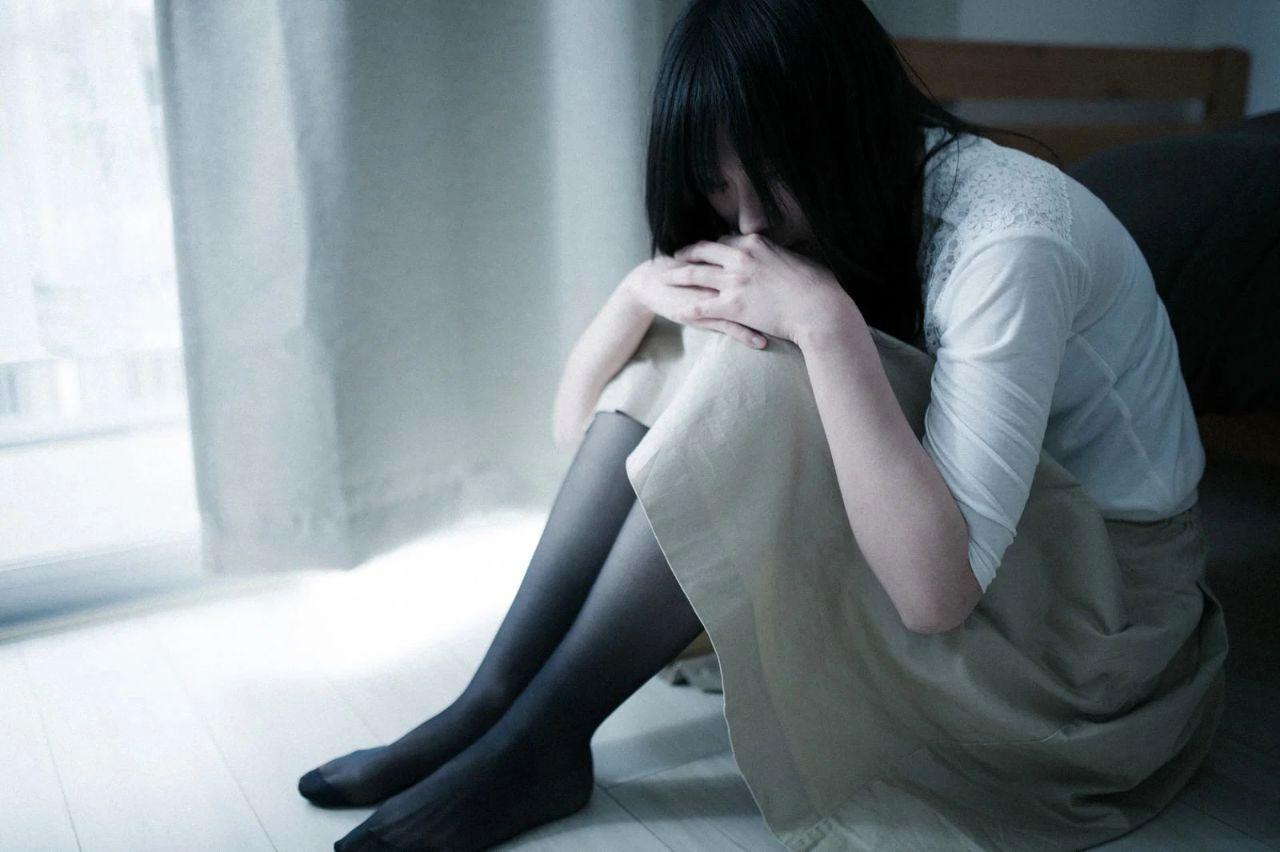 悩みながら恋愛の原因を考える40代女性のイメージ