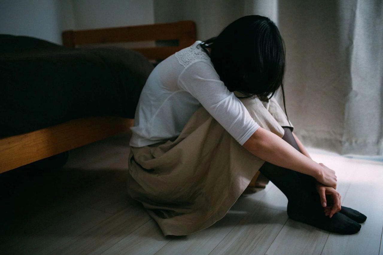 元カレへの気持ちが本物か錯覚か悩む女性。寂しさと愛情の違いを見極めようと考える切ない表情のイメージ