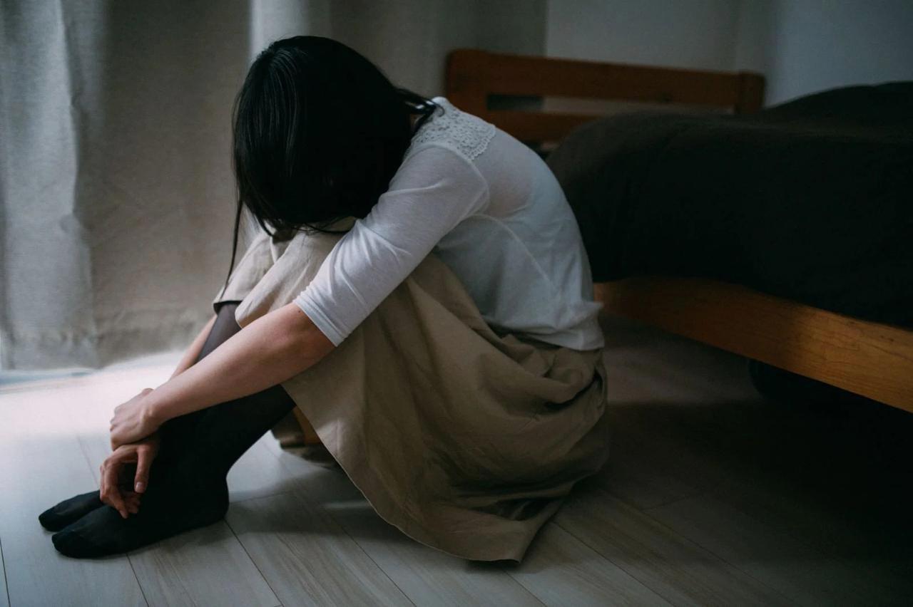 妻帯者との恋愛を続けるか迷い、選択を考える女性
