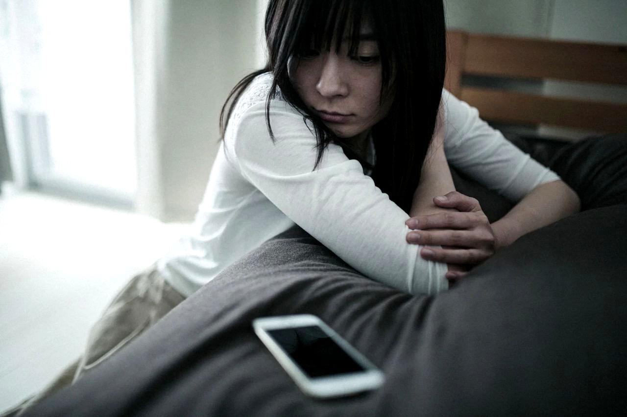 別れた後の元カレの態度の変化に戸惑う女性のイメージ