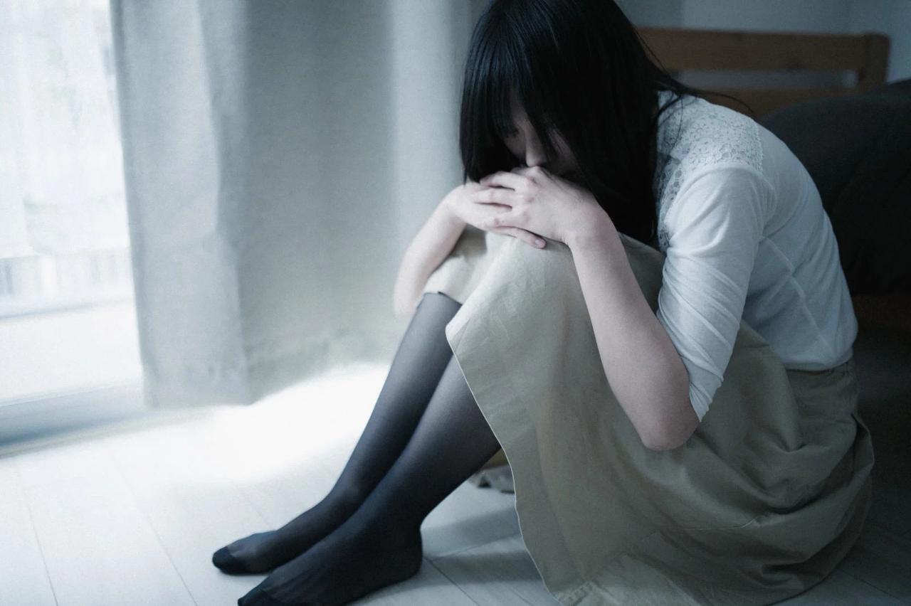 職場の人間関係の中でひとり孤立し、相談できずに悩む女性