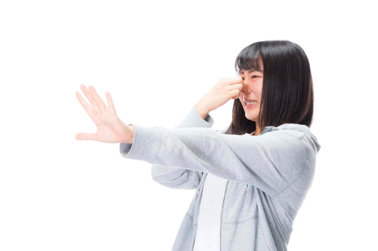 バイト先で男性スタッフが女性の手に触れている不快そうな場面のイラスト