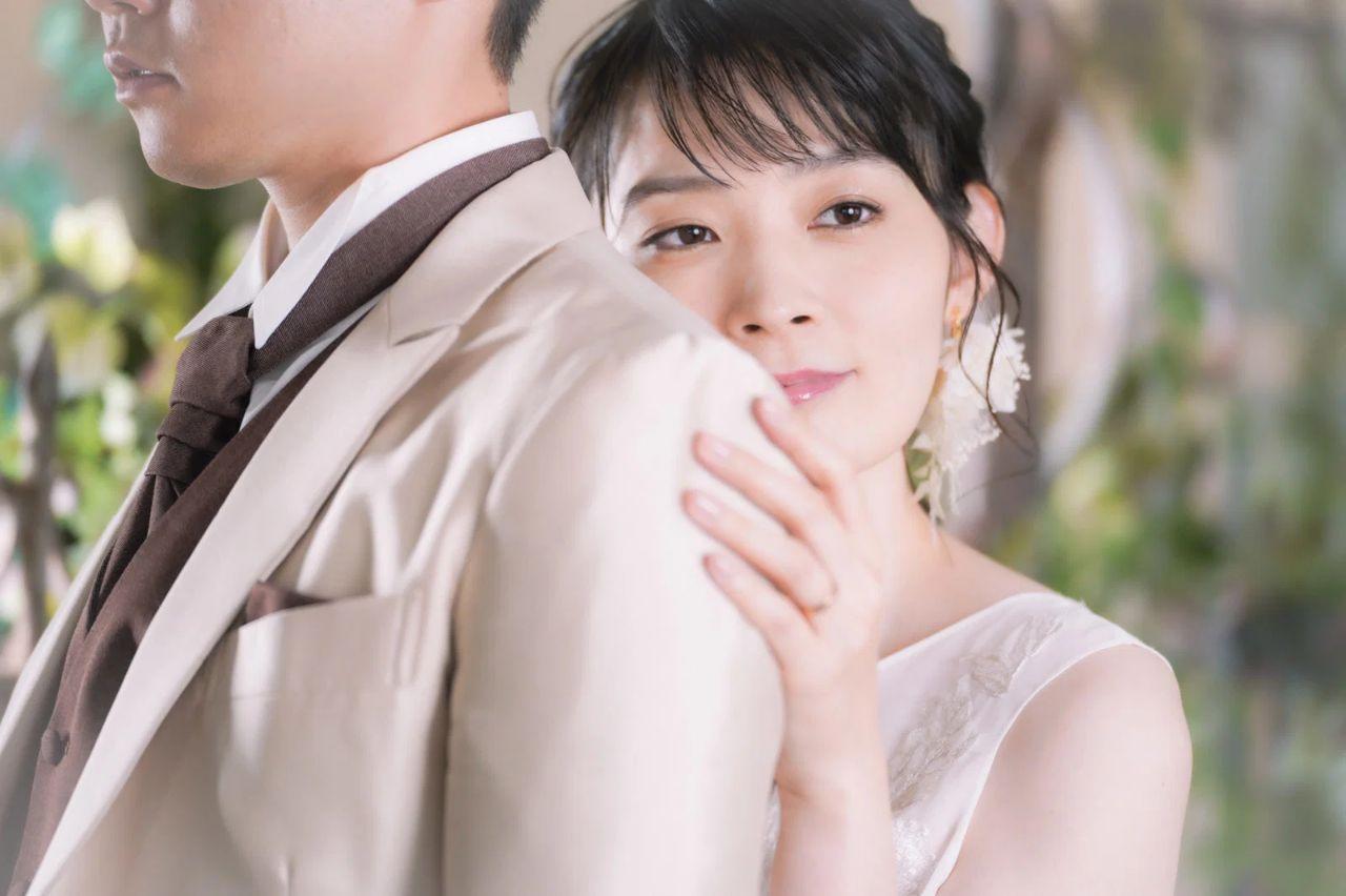 毅然とした態度で上司と向き合う女性のイメージ
