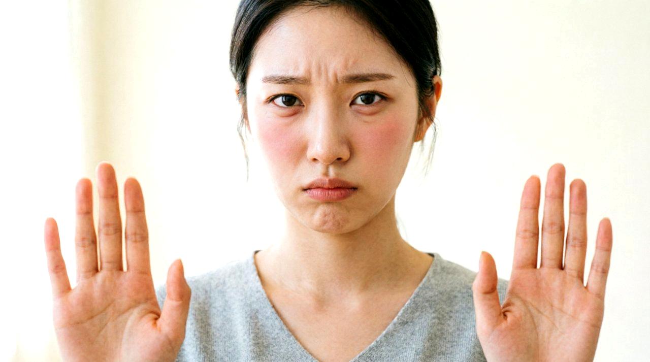 法律の本と判例を開き、脚へのボディタッチがセクハラに当たるか確認している女性の手元