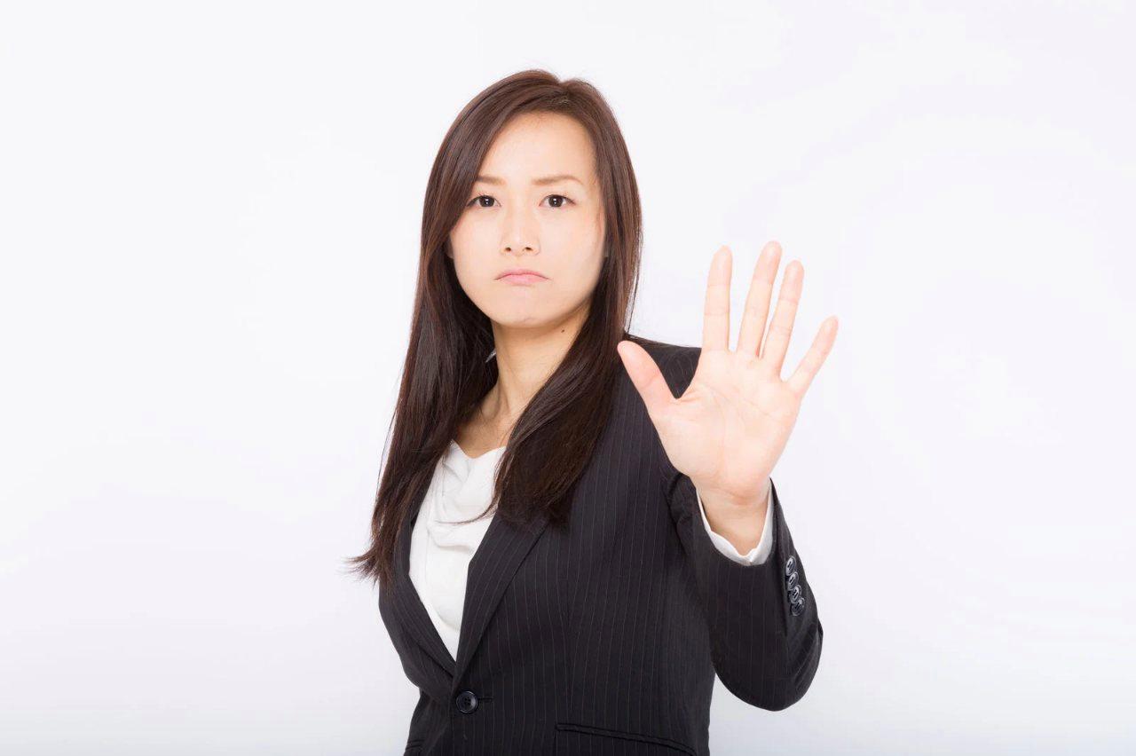 髪を触ってくる男友達への悩みを解決し適切な距離感を築く女性のイメージ