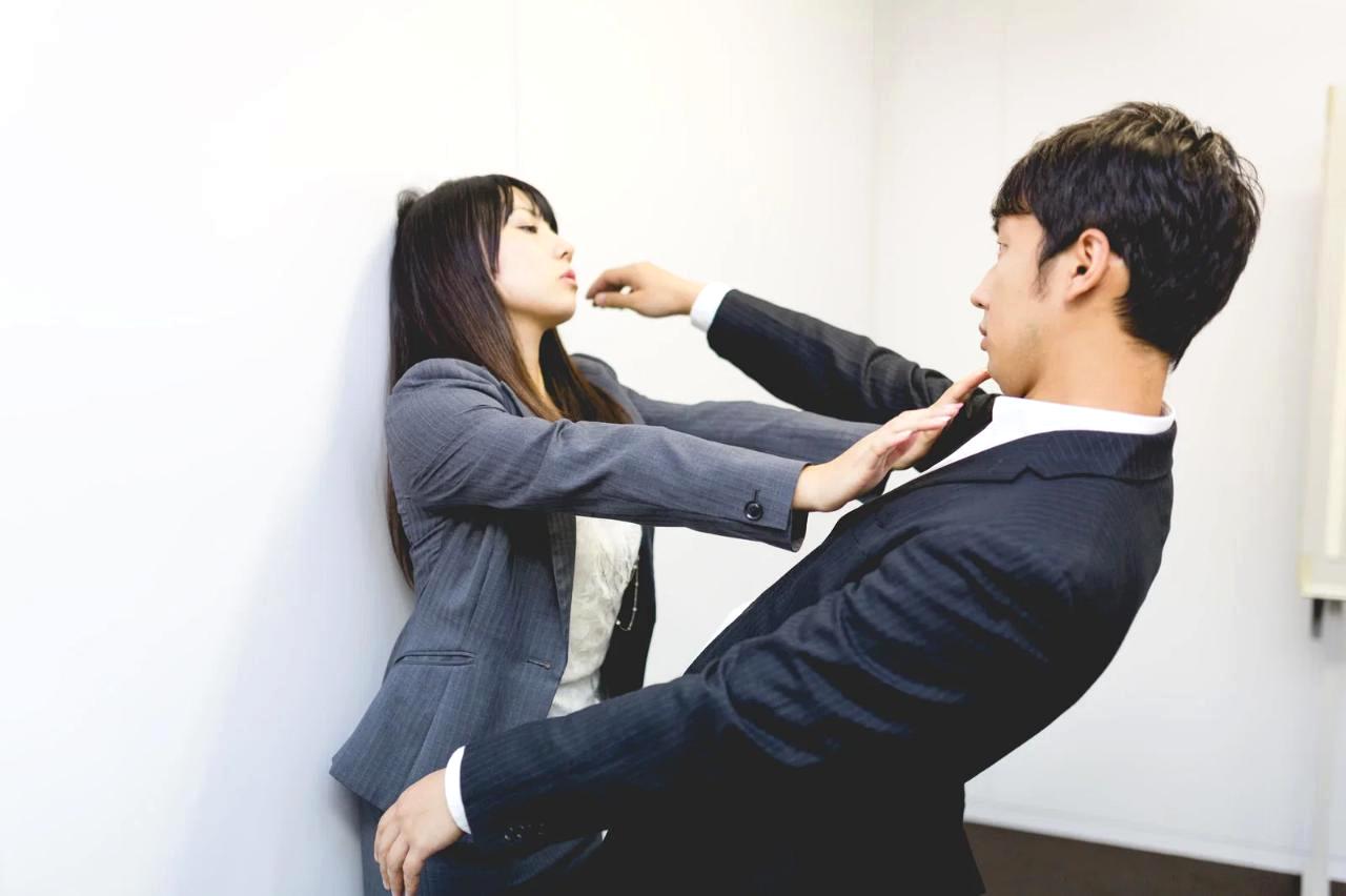 不快な接触に悩み自分の気持ちを守ろうとする女性