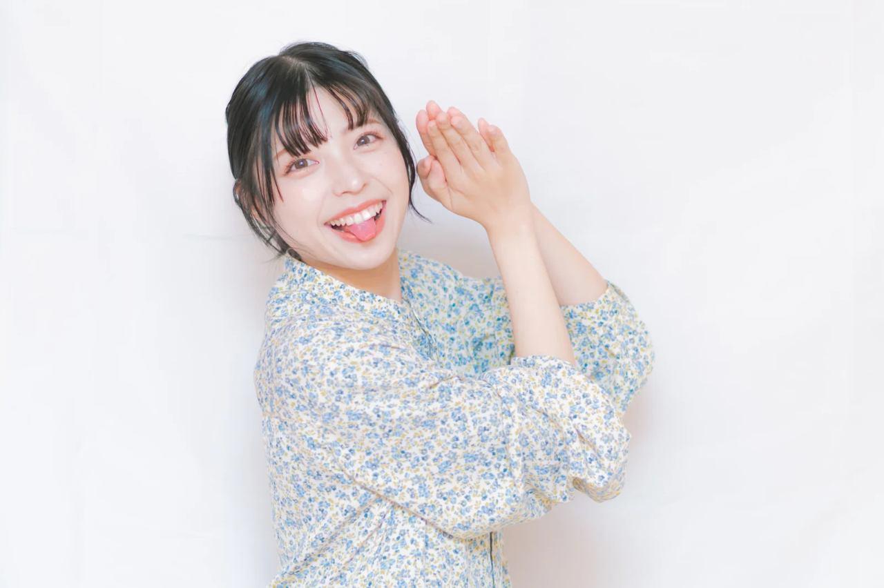 自信を持って前を向く女性