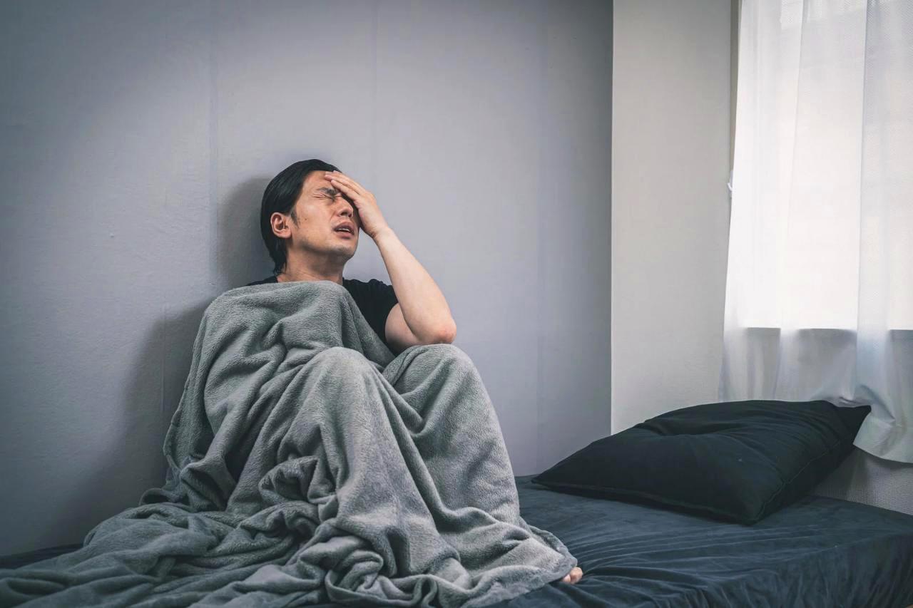 嫌なのに曖昧な反応をしてしまい後悔する女性のイメージ
