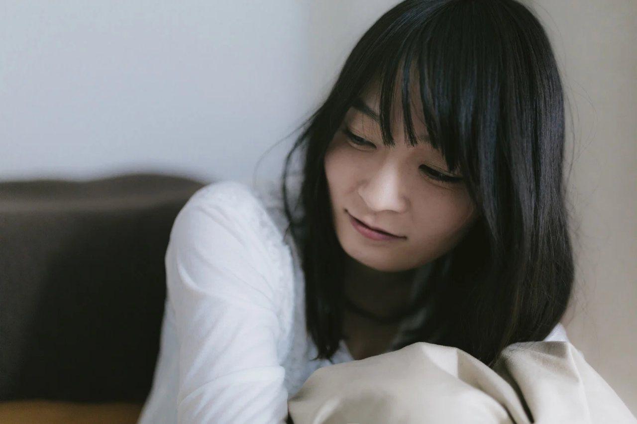 職場で相談や対策を考える女性のイメージ