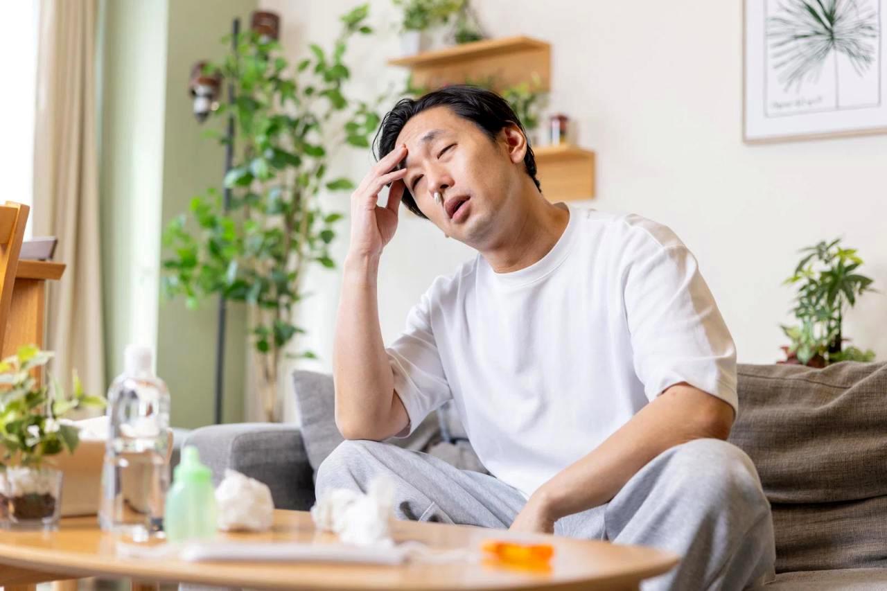 男性との距離感に悩み自分の気持ちを考える女性