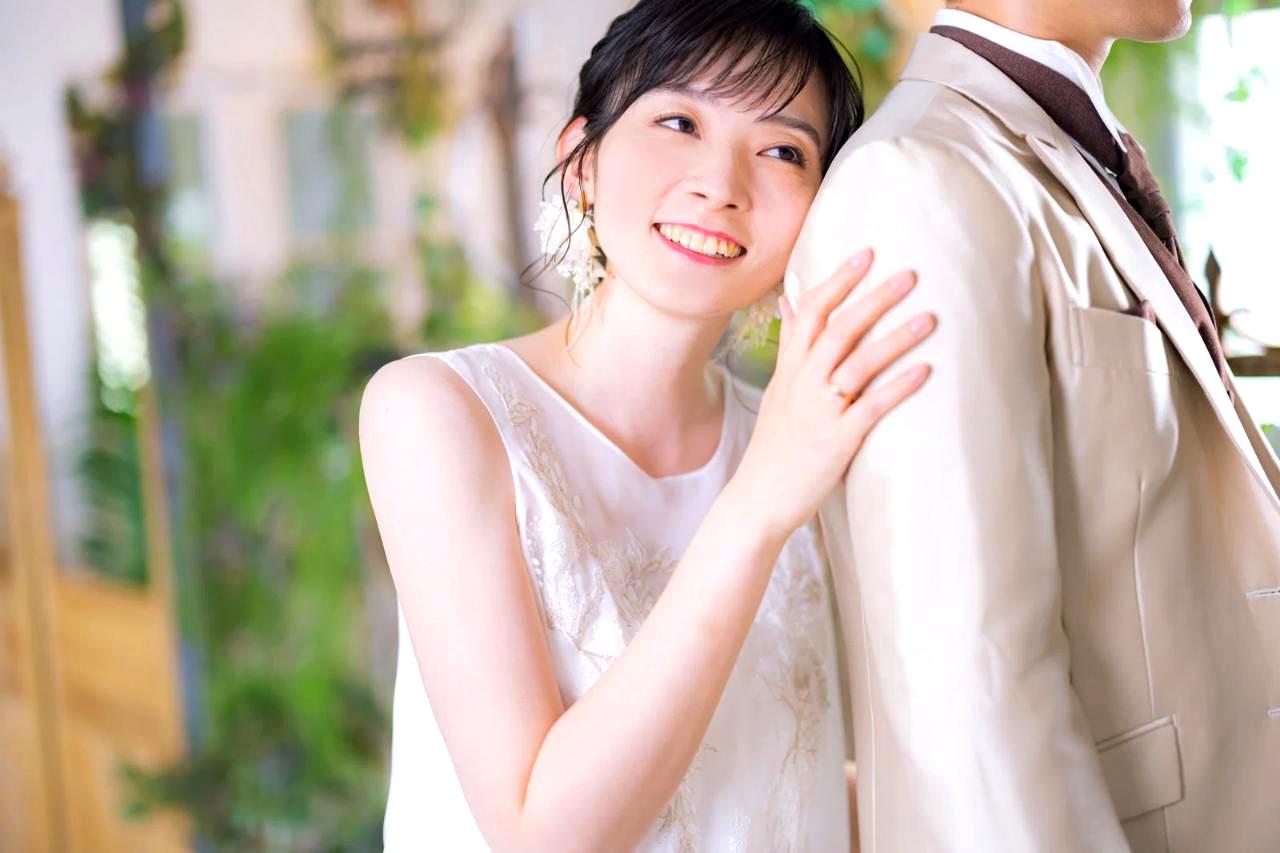 職場で上司に落ち着いて触らないでほしいと伝える女性