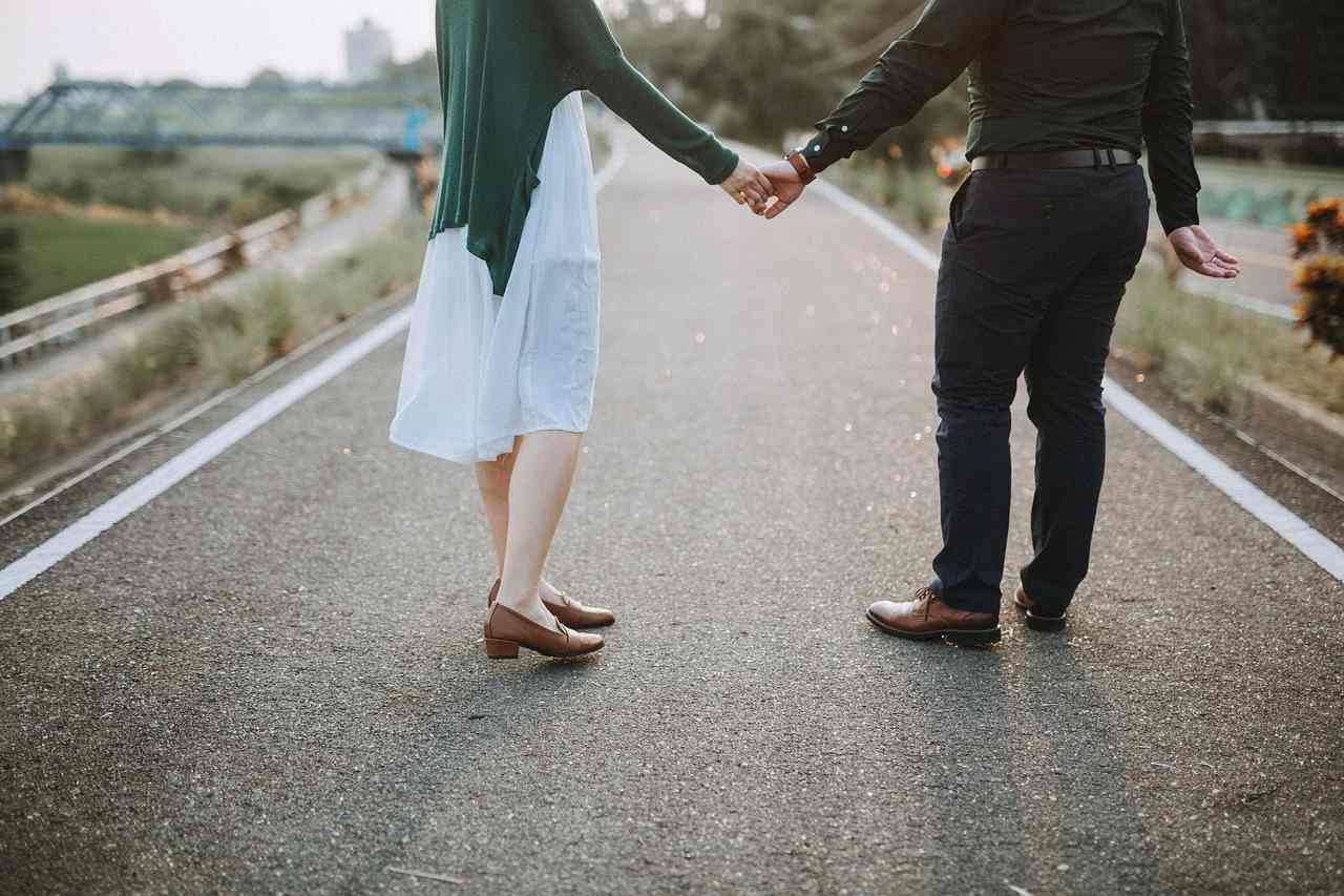 新しい出会いを楽しむ40代女性のイメージ