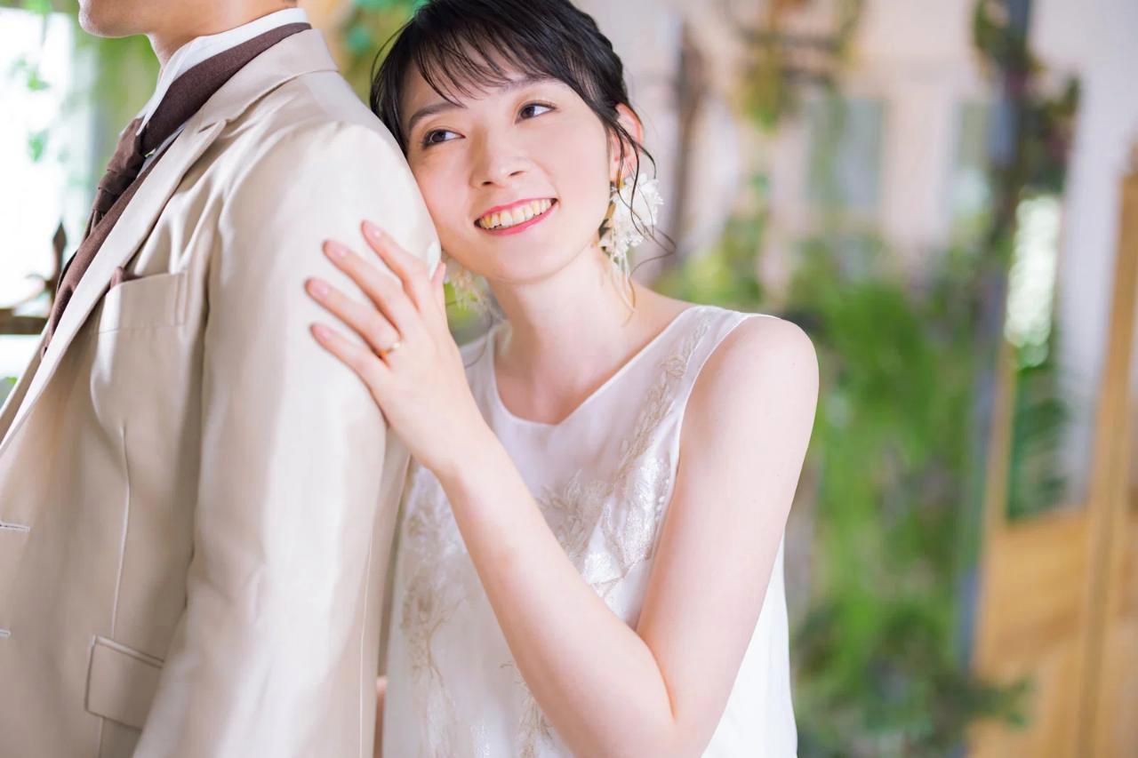 年下男性との幸せな恋愛に向けて自分らしい魅力を大切にする女性のイメージ