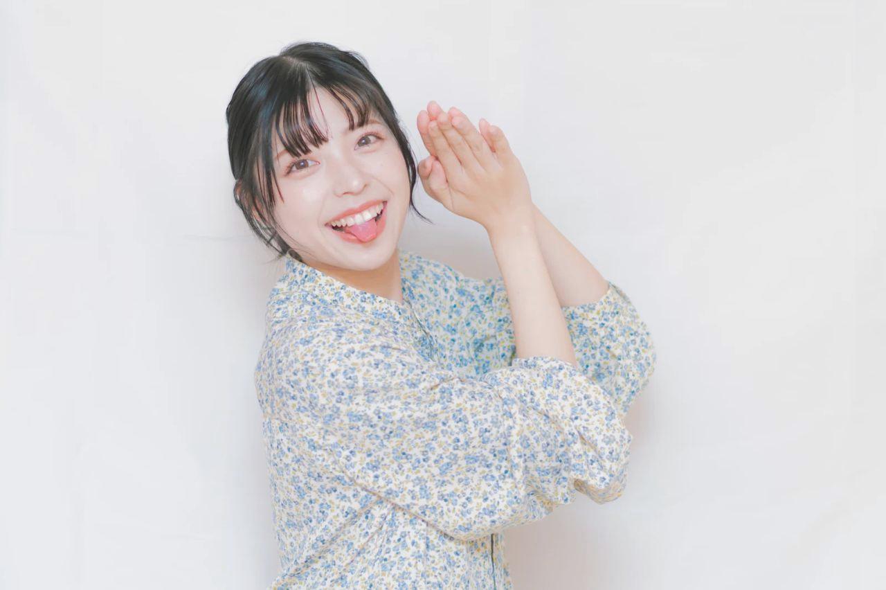 オフィスやカフェで自然に会話を楽しむ男女の和やかなシーン