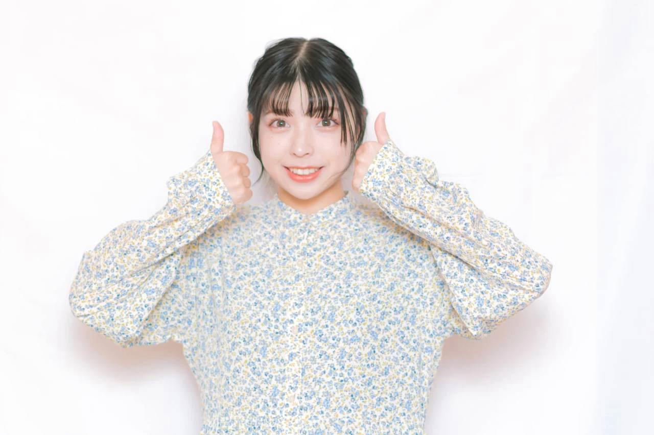 店長に真剣な表情で相談する女性と話を聞く男性店長のイラスト