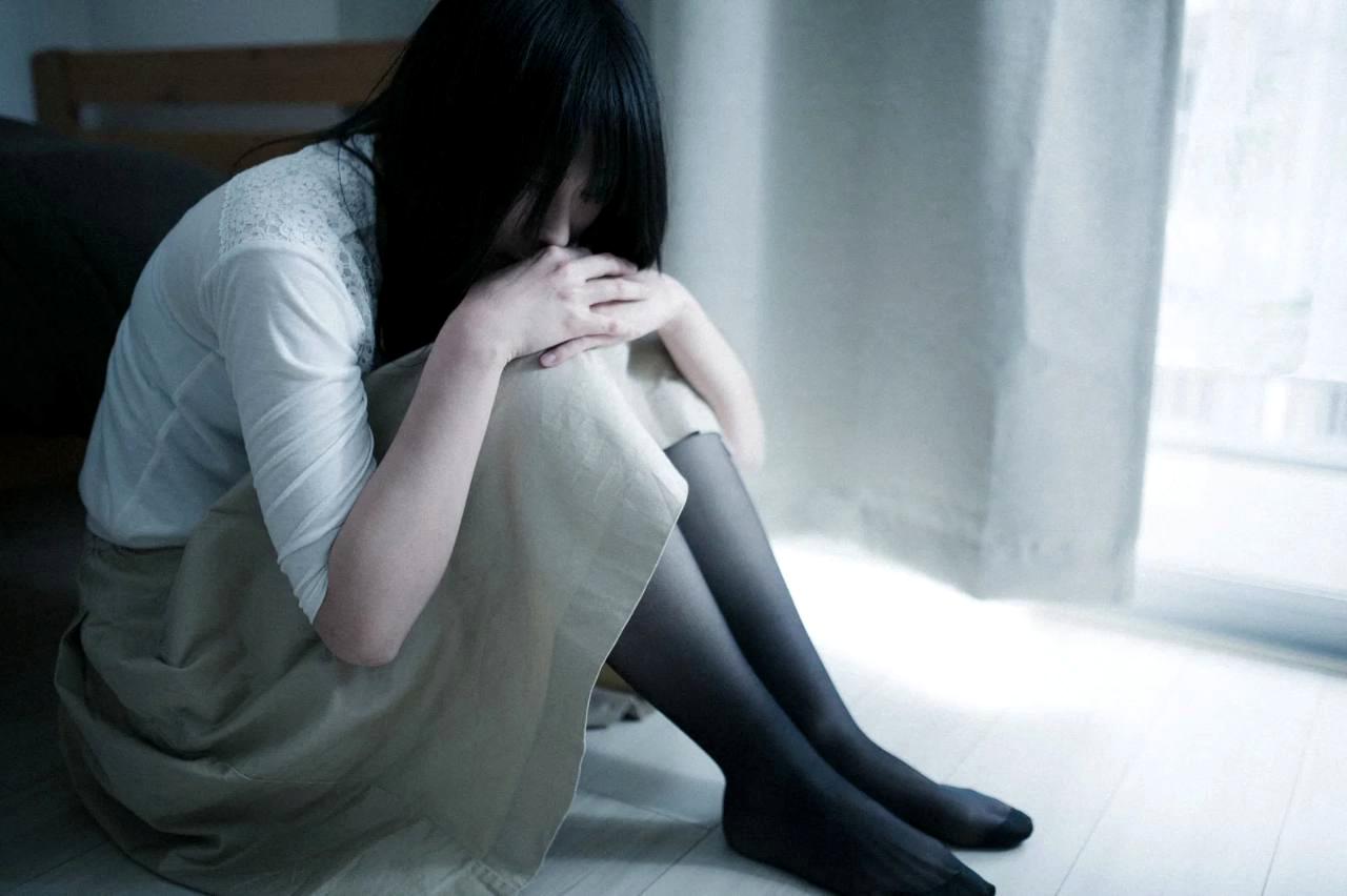 鏡を見て自分の本当の気持ちと向き合う女性
