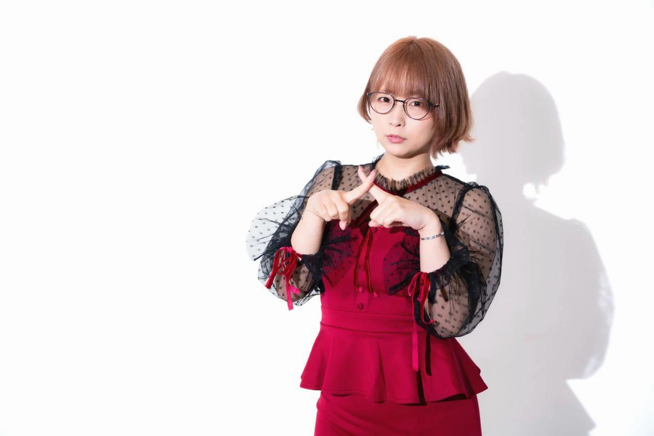 自分自身の胸に手を当てて安心した表情を見せる女性。自己防衛の大切さを象徴
