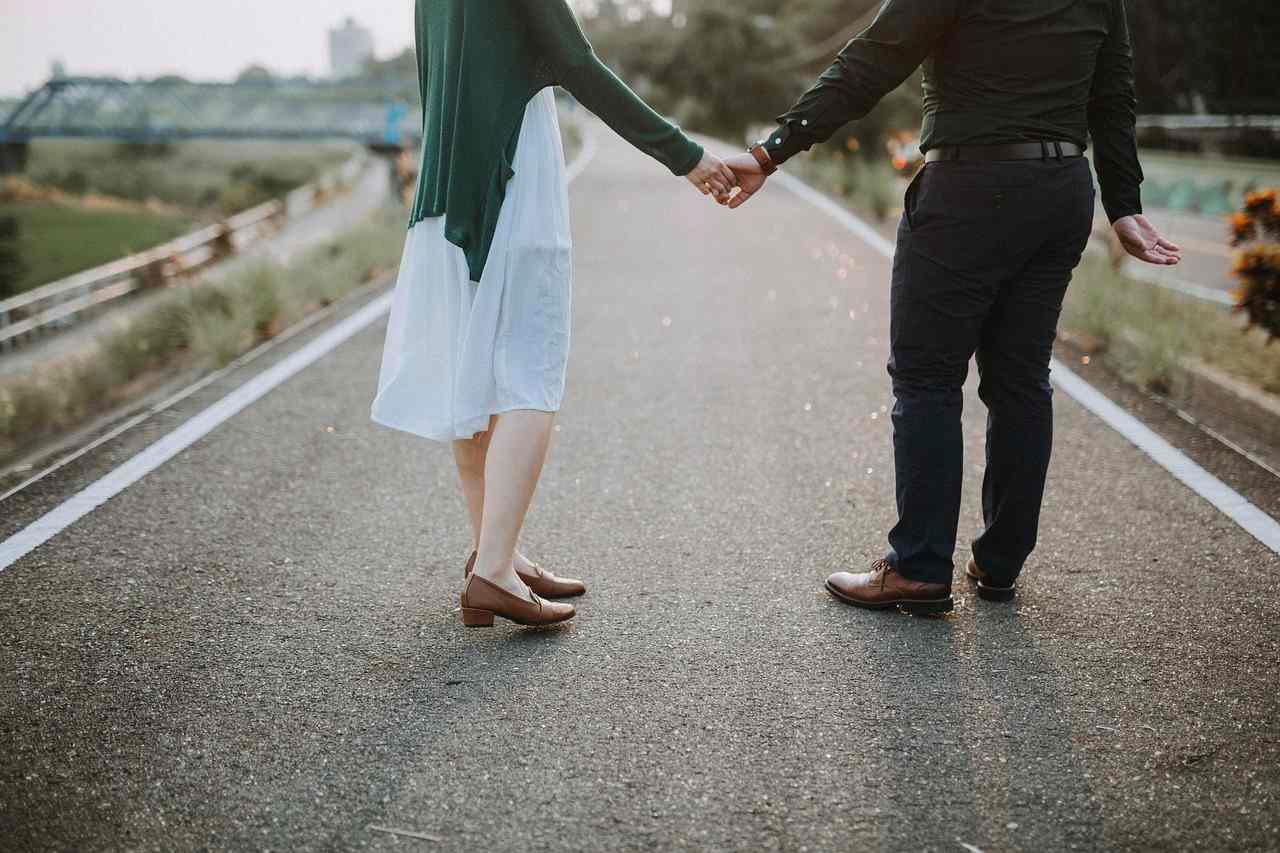 恋愛感情をチェックする女性の心理チェックイメージ