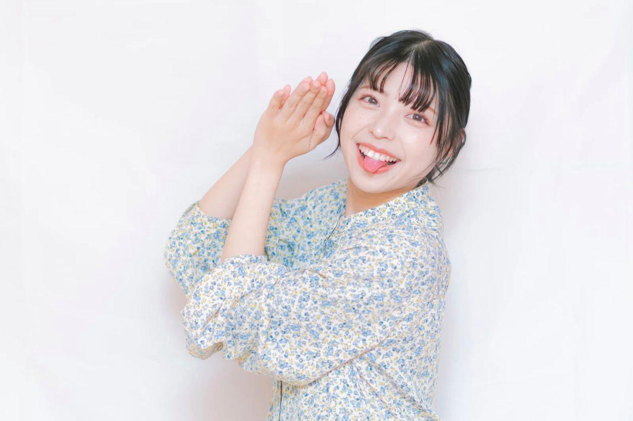 スマートフォンで写真を撮る高校生の女性