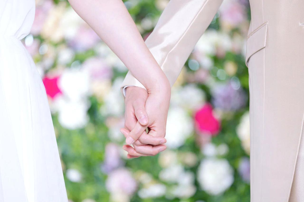 女性が穏やかな笑顔で年上男性に質問し、男性が嬉しそうに話し始めている様子
