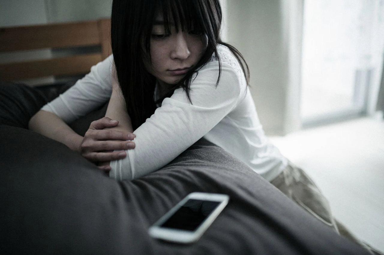 別れた後の気持ちを抱えながら一人で考え込む女性のイメージ
