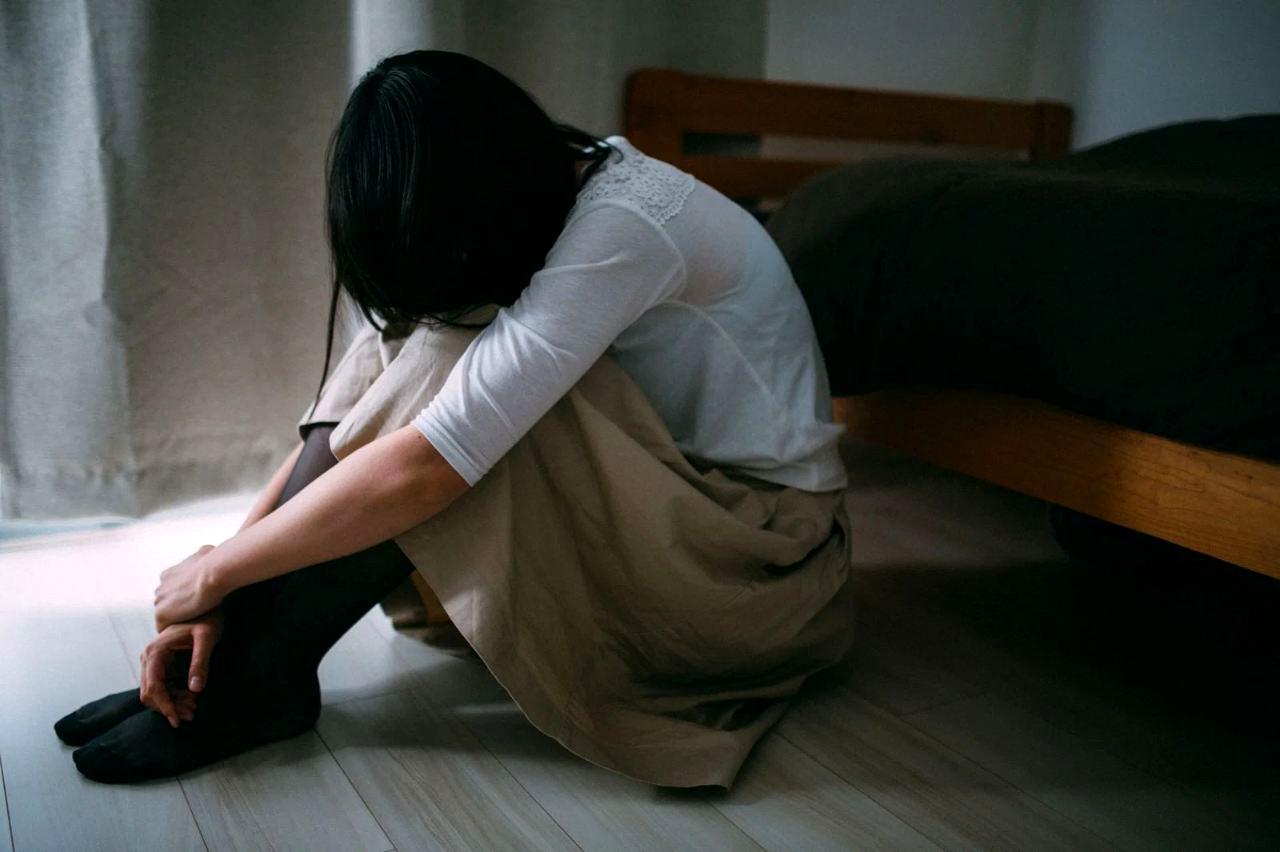 元カレへの連絡を迷い不安な気持ちを抱える女性のイメージ