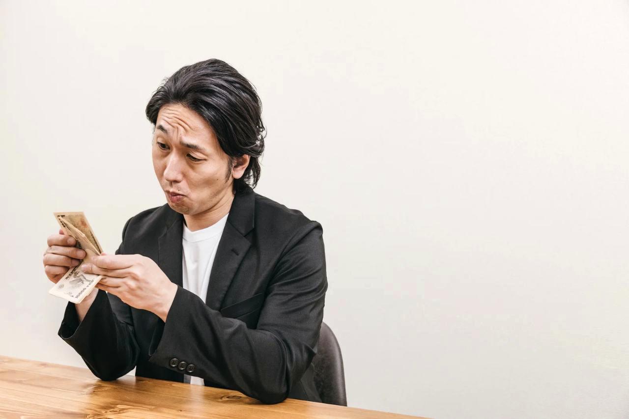 不快な接触や発言のサインを確認する女性のイメージ